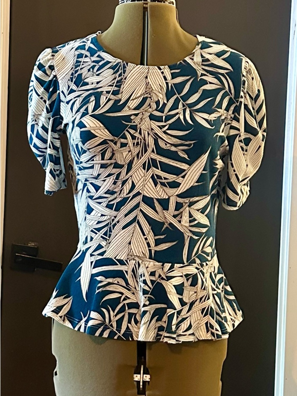 LA MIEL Teal and White Leaf-Print Peplum Blouse